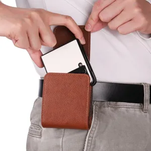 Λεπτομέρεια από καφέ δερμάτινη θήκη ζώνης για πτυσσόμενα smartphone με ασφαλή εφαρμογή.