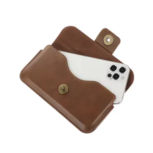 Gros plan détaillé de l'étui de téléphone en cuir marron avec bouton-pression métallique.
