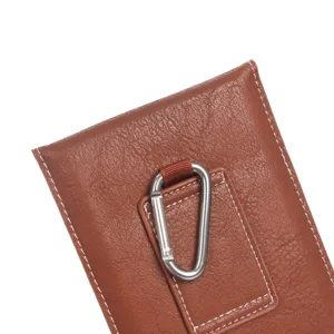 Vue détaillée de l'étui de téléphone en cuir avec mousqueton et couture blanche.