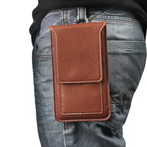 Détail d'étui de téléphone en cuir universel, pochette marron élégante à la ceinture.
