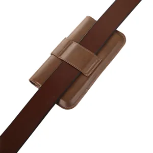 Vue detaillee de la pochette etui holster pour telephone en cuir marron pour hommes.