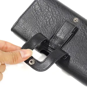 Schwarze Leder Handytasche Gürtelholster Detailansicht mit Metall Druckknopf.