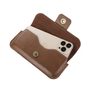 Détail d'étui de téléphone en cuir marron, avec bouton-pression sécurisé et pochette de ceinture.