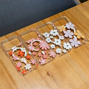 Gedetailleerd overzicht van doorzichtige bloemige MagSafe telefoonhoes met margrietjes.