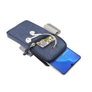 Vista detallada de la bolsa de brazo deportiva azul con orificio para auriculares y bolsillo.
