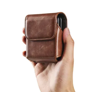 Vista dettagliata della custodia per telefono con patta in pelle marrone trama fine.