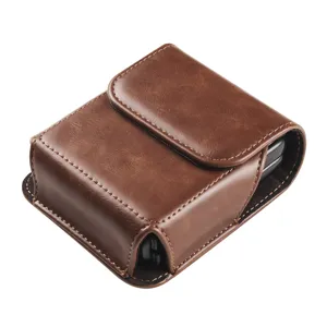 Dettaglio custodia pieghevole in pelle PU marrone, design vintage con cuciture ordinate.