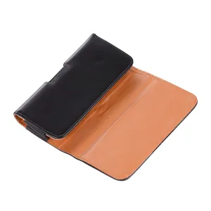 Nahaufnahme des schwarz-braunen Leder-Handyholsters mit feinen Nähten und der Textur.