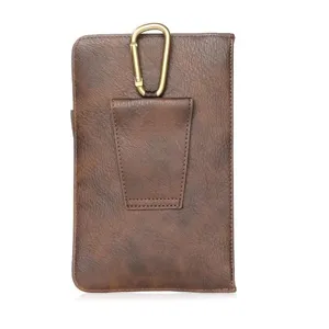 Bruin lederen telefoon etui holster met karabijnhaak, riemlus detailweergave voor outdoor.