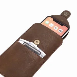 Vue détaillée de l'étui de téléphone vertical en cuir marron avec fente pour carte.