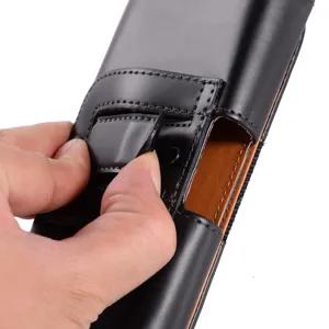 Nahaufnahme des schwarzen Leder-Handyholsters mit sicherem Gürtelclip und braunem Innenfutter.