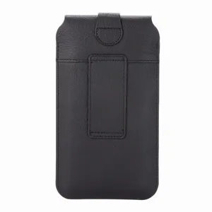 Vue rapprochée de l'étui de téléphone vertical en cuir avec pince de ceinture robuste et coutures.