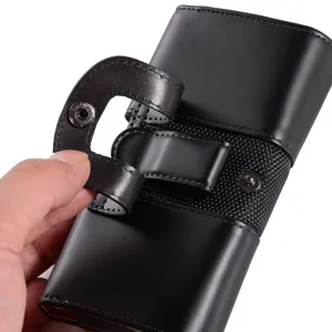 Nahaufnahme des schwarzen Lederhandyholsters mit Gürtelclip und Druckknopfmechanismus.