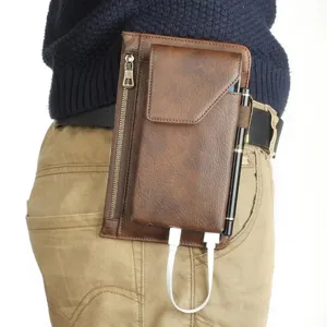 Bruine PU leren telefoontasje voor aan de riem met handig ritsvak en handige penlus detail.