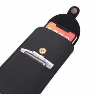 Vue rapprochée détaillée de l'étui de téléphone vertical en cuir noir avec fente pour carte.