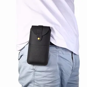 Vue détaillée de l'étui de téléphone en cuir noir porté à la ceinture, texture et design.