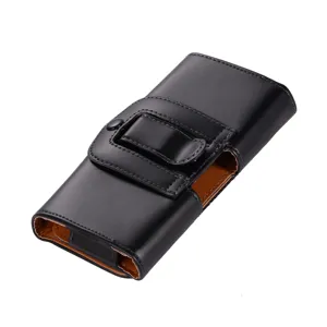 Nahaufnahme Detail der schwarzen Leder Handytasche mit Gürtelclip und braunem Innenfutter.