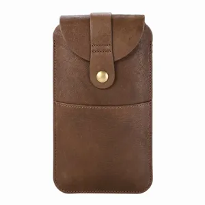 Vue détaillée de l'étui de téléphone vertical en cuir marron avec bouton-pression.