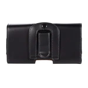Detailansicht des schwarzen Leder-Handyholsters mit robustem Gürtelclip und sicherem Knopfverschluss.