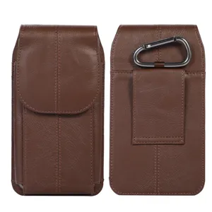 Vue détaillée de l'étui de téléphone vertical en cuir marron avec clip et mousqueton.