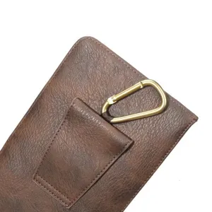 Gedetailleerde close-up van bruine getextureerde lederen telefoonholster met metalen karabijnhaak.