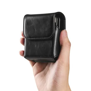Dettaglio di un marsupio in pelle nera per telefono pieghevole con design a patta.
