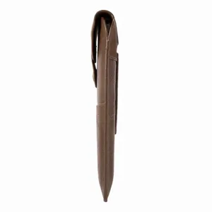 Vue latérale détaillée de la pochette de téléphone verticale en cuir marron de qualité.