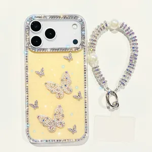 Detailansicht der Strass Schmetterling Handyhülle, funkelnde Kristalle und luxuriöses Armband-Design.