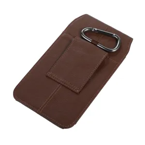 Détail de la pochette de téléphone portable verticale en cuir marron avec mousqueton métal.