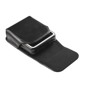 Dettaglio del marsupio in pelle nera con patta di protezione per telefoni cellulari pieghevoli.