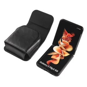 Elegante custodia per cellulare in pelle nera con passante per cintura e patta protettiva.