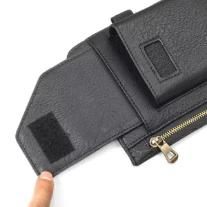 Gedetailleerd overzicht van de zwarte PU lederen telefoontas met rits en klittenbandsluiting.