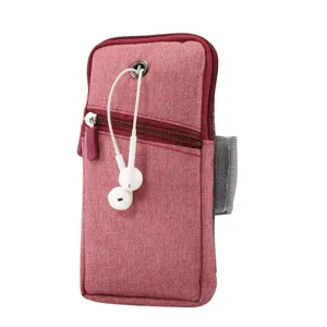 Vista detallada del brazalete deportivo rojo para correr con bolsillo y ojal para auriculares.