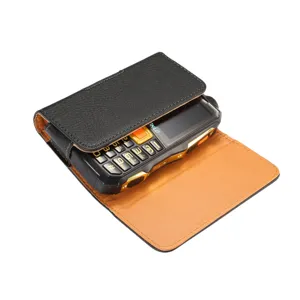 Détail de l'étui de ceinture en cuir avec texture litchi de qualité et boucle de ceinture durable.