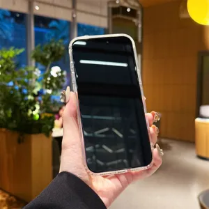 Gedetailleerd overzicht van de transparante magnetische telefoonhoes met fijne afwerking.