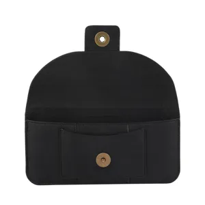 Gros plan sur l'intérieur de l'étui en cuir noir montrant la fermeture magnétique.