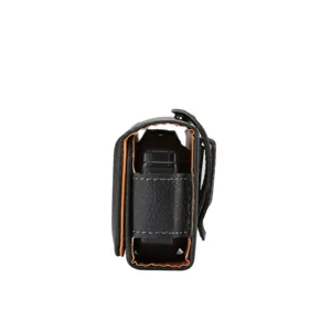 Vue détaillée de l'étui de téléphone en cuir noir, montrant le profil latéral et la boucle de ceinture.