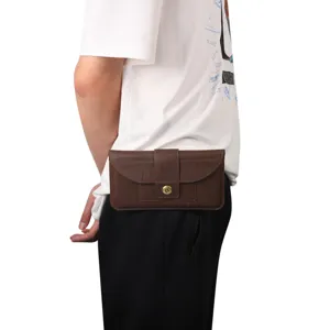 Vue détaillée de la pochette de ceinture en cuir véritable avec texture fine et bouton pression.