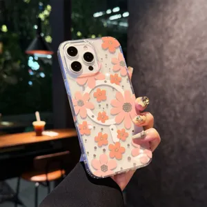 Detail van transparante magnetische telefoonhoes met roze bloemmotief en precieze uitsparingen.