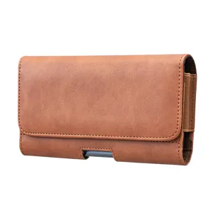 Detailansicht der braunen Leder Handytasche mit Gürtelclip und elastischen Seiten.