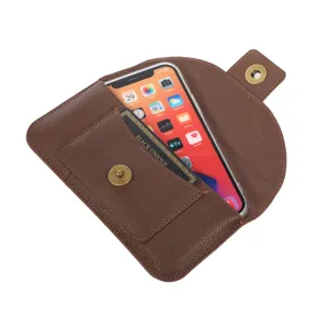 Etui housse de téléphone en cuir véritable marron avec porte-carte et bouton aimanté.