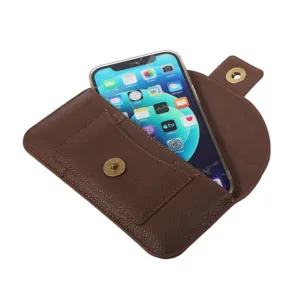 Gros plan détaillé d'une pochette de ceinture en cuir marron pour téléphone portable.