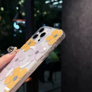 Transparant bloemen telefoonhoesje detail met gele en paarse bloemmotieven en schitterende kristallen.