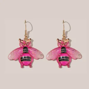 Detailansicht trendy rosa Emaillierte Biene Ohrringe mit Goldrand und elegantem Haken.
