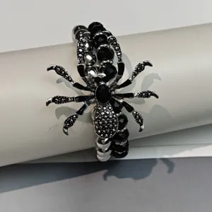 Primer plano de la pulsera de cuentas de araña punk gótica con intrincados cristales.
