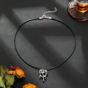 Dunkle gotische schmelzende Herz schwarze Kordel Choker Kette, edgy Y2K Design Schlüsselbeinkett.