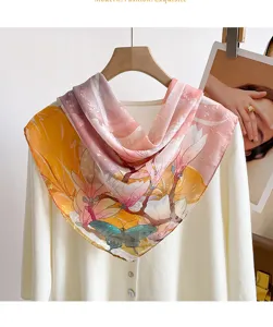 Detalle de pañuelo con estampado estilo pintura al óleo, flores y mariposa, suave.