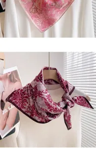 Vue de détail du carré de soie en lin et coton floral, foulard léger idéal pour le cou ou le sac.
