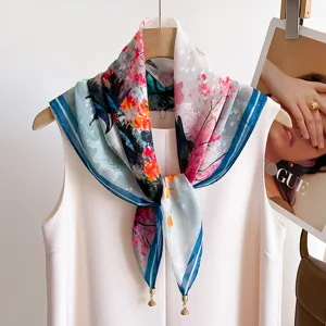 Pañuelo cuadrado elegante con estampado de pintura al óleo y dijes de metal mujer.