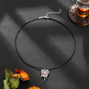 Detailaufnahme der gothischen Punk Lava Herz Halskette an schwarzer Kordel, cooles Design.